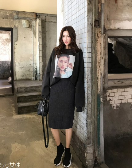 黑色針織裙配什么上衣好看？小女人溫柔氣質(zhì)盡顯
