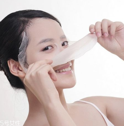 敷完面膜不洗臉會怎么樣？粉刺悶痘毛孔堵塞