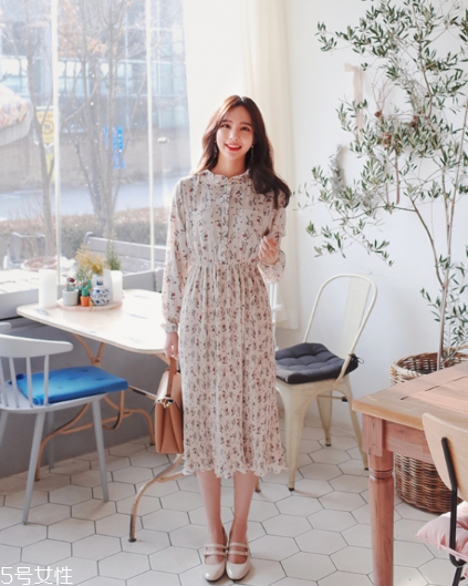 碎花連衣裙搭配什么鞋子？玩轉復古甜美