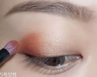 棕色眼影怎么畫好看？作為最后的暈染色