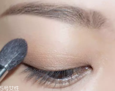 棕色眼影怎么畫好看？作為最后的暈染色