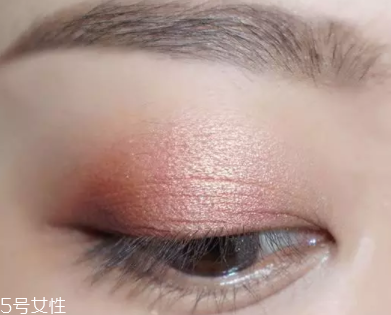 棕色眼影怎么畫好看？作為最后的暈染色