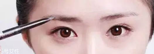 眉粉怎么選顏色好看？淺咖色不挑膚色