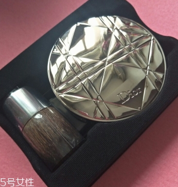dior迪奧蜜粉哪款好用？讓妝效更持久