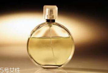 香水噴太多了怎么辦？用濕毛巾擦拭