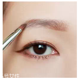 眉粉怎么畫眉毛好看？這么用眉妝超完美