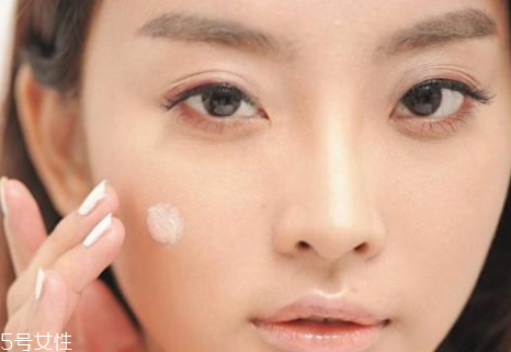妝前乳用手還是海綿？水潤(rùn)質(zhì)地用手
