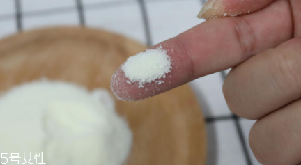 愛他美奶粉哪個版本好？白金版表現(xiàn)出色