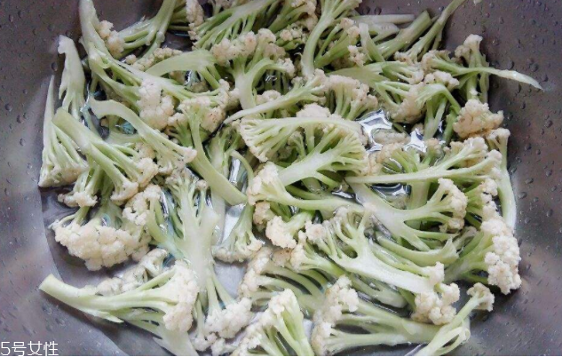 花椰菜怎么切？把整莖切掉最好炒