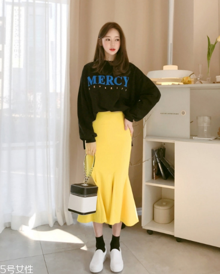 衛(wèi)衣搭配什么裙子好看？春日少女范兒盡顯