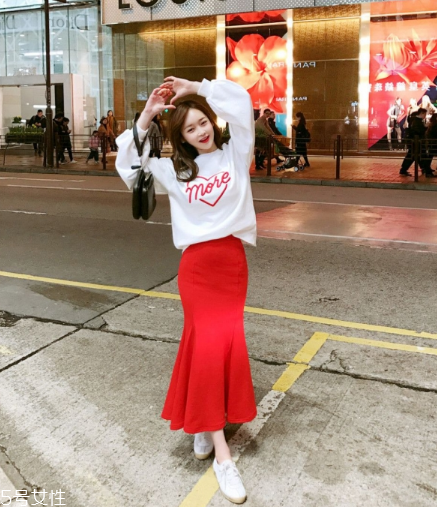 衛(wèi)衣搭配什么裙子好看？春日少女范兒盡顯