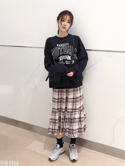 衛(wèi)衣搭配什么裙子好看？春日少女范兒盡顯