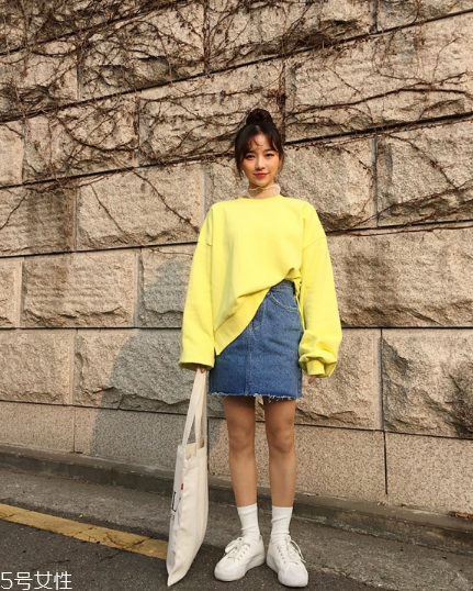 衛(wèi)衣搭配牛仔裙好看嗎？瞬間減齡變少女