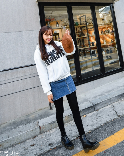 衛(wèi)衣搭配牛仔裙好看嗎？瞬間減齡變少女