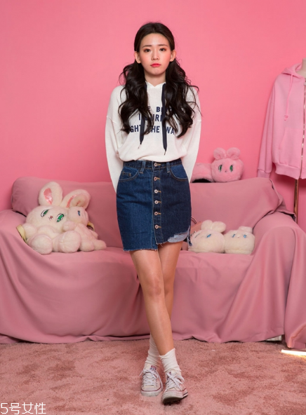 衛(wèi)衣搭配牛仔裙好看嗎？瞬間減齡變少女