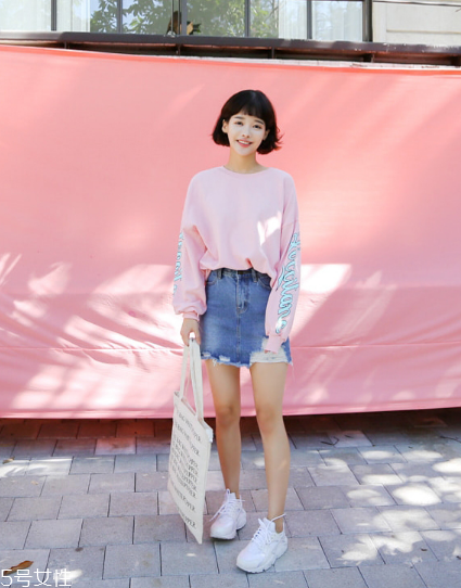 衛(wèi)衣搭配牛仔裙好看嗎？瞬間減齡變少女