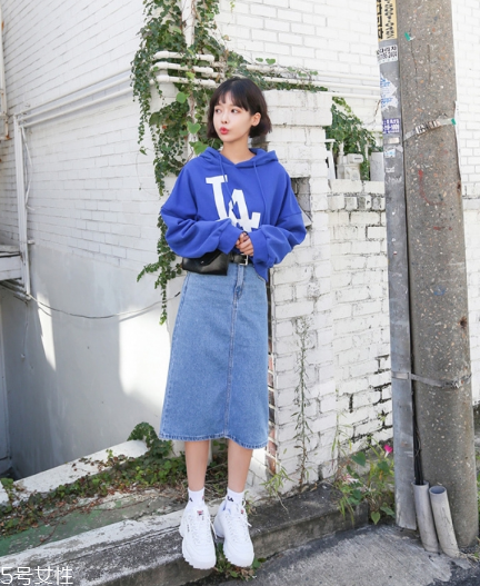 衛(wèi)衣搭配牛仔裙好看嗎？瞬間減齡變少女
