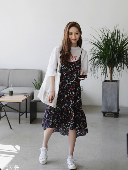 吊帶碎花裙配什么上衣？打造乖乖女形象