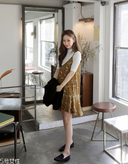 吊帶碎花裙配什么上衣？打造乖乖女形象