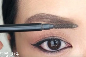 眉膠干了怎么辦？加水稀釋一下