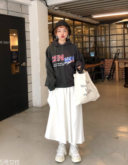 衛(wèi)衣搭配長裙好看嗎？早春凹足造型感