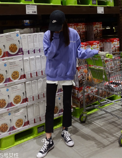 紫色衛(wèi)衣怎么搭配？流行色助你成為時尚女王
