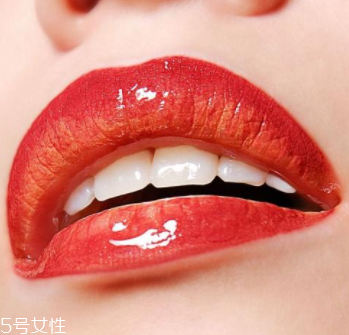 唇彩有點(diǎn)干了怎么辦？加礦泉水稀釋