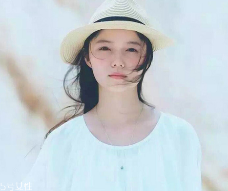 鹽系女生怎樣穿搭？清新無公害的鄰家女孩