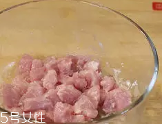 杏鮑菇怎么洗才干凈？鹽水泡泡輕松去污