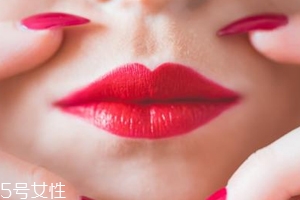 唇彩有點(diǎn)干了怎么辦？加礦泉水稀釋