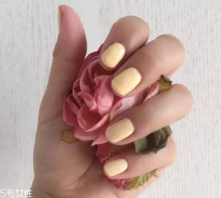 綠色指甲油顯手黑嗎？反光深綠色適合黃皮