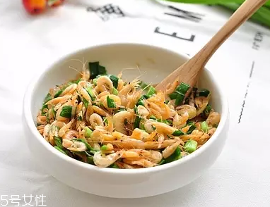 韭菜沒(méi)熟吃了會(huì)怎么樣？生韭菜很辛辣