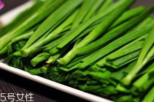 韭菜沒(méi)熟吃了會(huì)怎么樣？生韭菜很辛辣