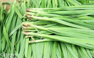韭菜沒(méi)熟吃了會(huì)怎么樣？生韭菜很辛辣
