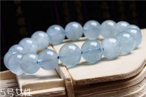 藍(lán)水晶戴哪只手？不同場(chǎng)合有講究
