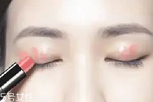 怎么用口紅畫(huà)眼影？?jī)刹疆?huà)好眼妝