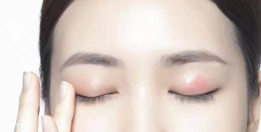怎么用口紅畫(huà)眼影？?jī)刹疆?huà)好眼妝