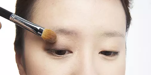 怎么用口紅畫(huà)眼影？?jī)刹疆?huà)好眼妝