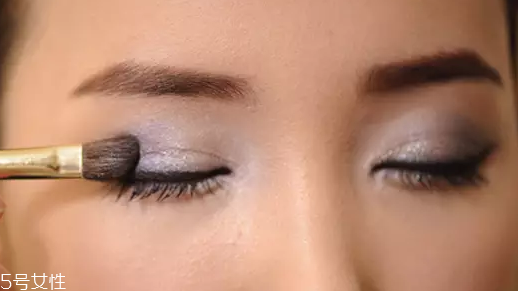 怎么用口紅畫(huà)眼影？?jī)刹疆?huà)好眼妝