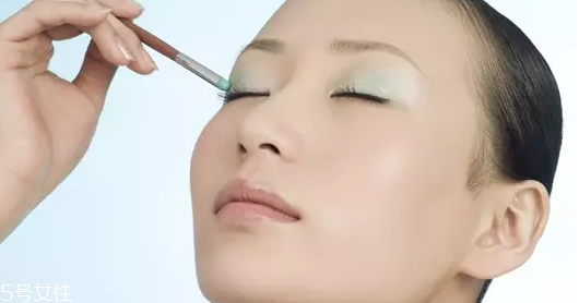 怎么用口紅畫(huà)眼影？?jī)刹疆?huà)好眼妝
