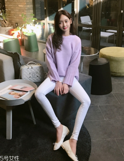 紫色毛衣怎么搭配？輕松駕馭流行色