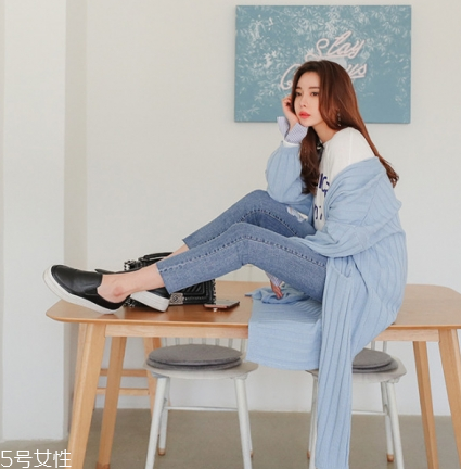 淺藍色毛衣怎么搭配？簡約配色彰顯氣質