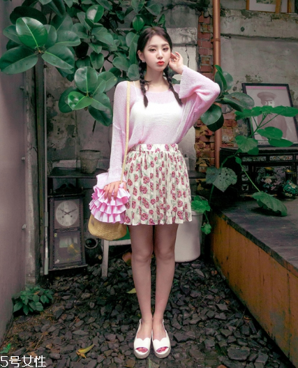 粉色針織衫怎么搭配？文藝又少女的穿搭經(jīng)典