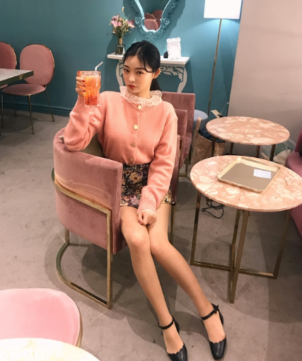 粉色針織衫怎么搭配？文藝又少女的穿搭經(jīng)典