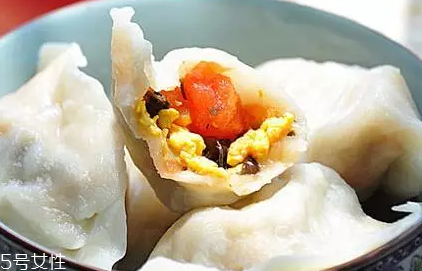 餃子餡先放水還是先放油？油是最后放的調(diào)料