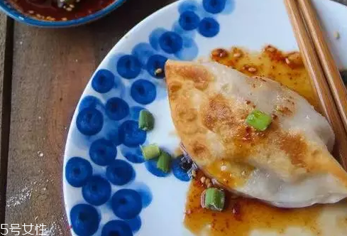 餃子餡先放水還是先放油？油是最后放的調(diào)料