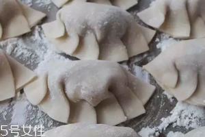 餃子餡先放水還是先放油？油是最后放的調(diào)料