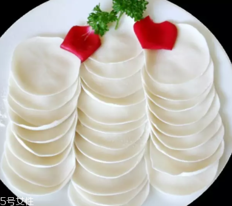 搟餃子皮怎么轉(zhuǎn)圈？借用巧力才能轉(zhuǎn)圈成圓