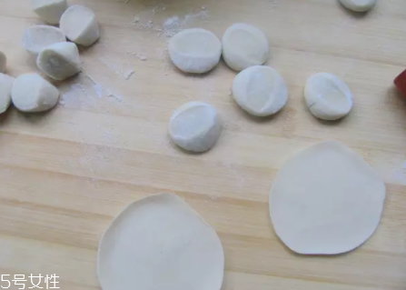 搟餃子皮怎么轉(zhuǎn)圈？借用巧力才能轉(zhuǎn)圈成圓