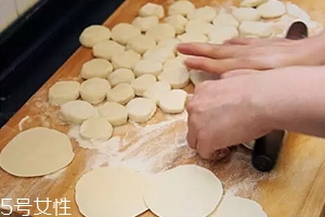 搟餃子皮怎么轉(zhuǎn)圈？借用巧力才能轉(zhuǎn)圈成圓